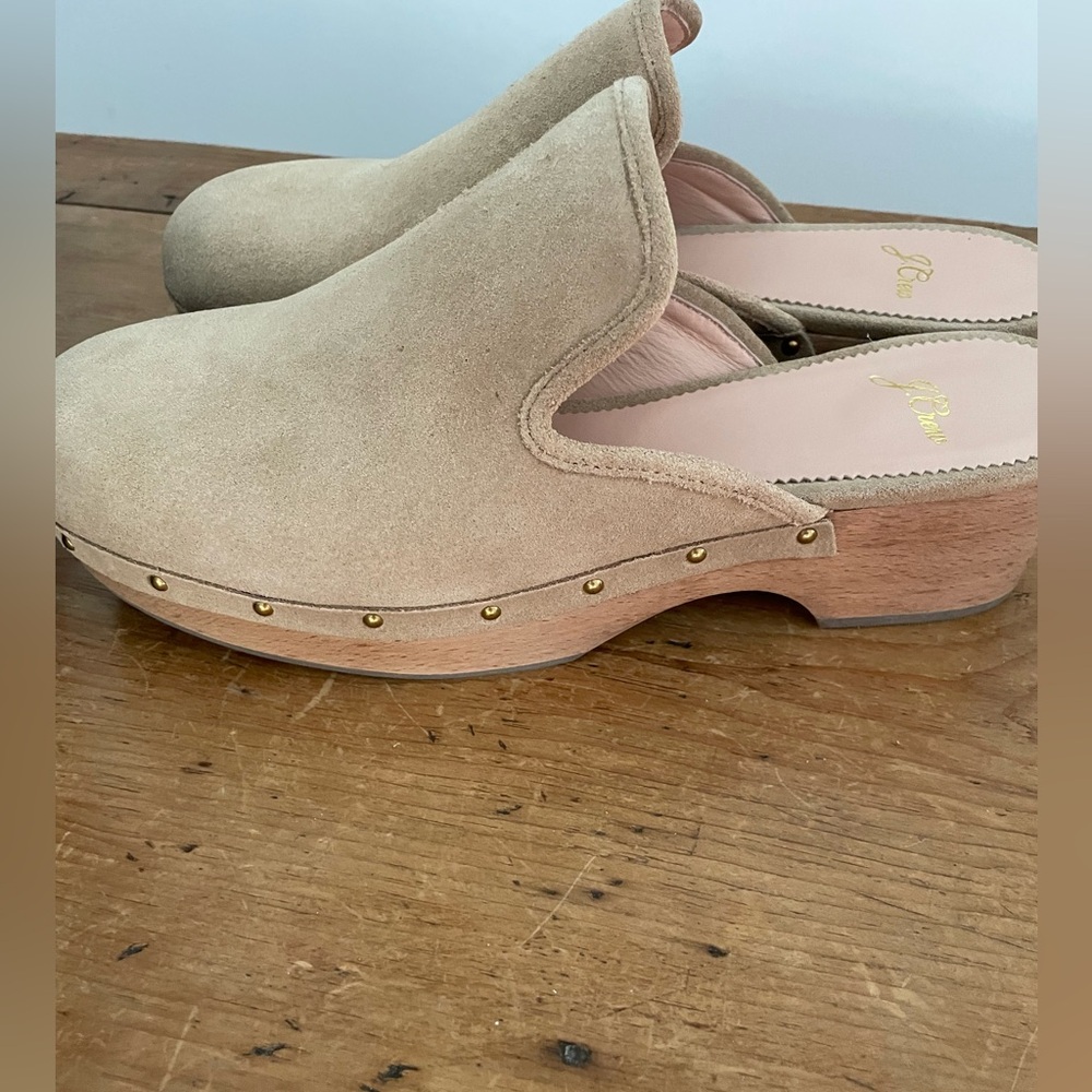 New in box women’s desert sand color suede clogs